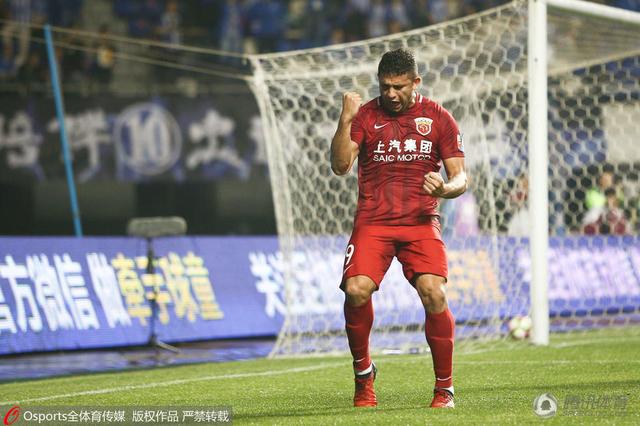 红地毯上星光 蔡依林爆乳亮相音乐盛典 谢霆锋穿卡通服装卖萌 2014-03-28 3月17日，深圳，某音乐盛典举行，谢霆锋、周杰伦、蔡依林、韩庚等明星齐齐亮相，当天蔡依林身穿低胸短裙爆乳亮相，成为女星中最大亮点；