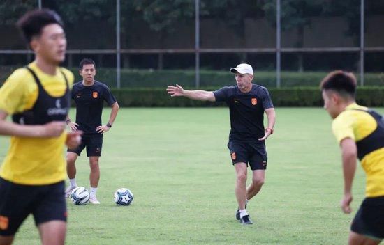 近日，一部由16位平均年龄62岁退休阿姨为主角，时长15分钟左右的微电影《甄嬛传》，爆红于网络。