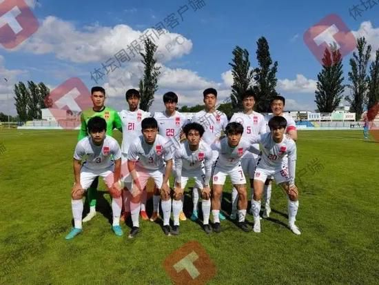 张若昀唐艺昕穿情侣格子衫雨中漫步 2019-07-10 7月9日，有网友在英国爱丁堡街头偶遇了蜜月中的张若昀和唐艺昕，这已经是二人在英国度蜜月的第二周。