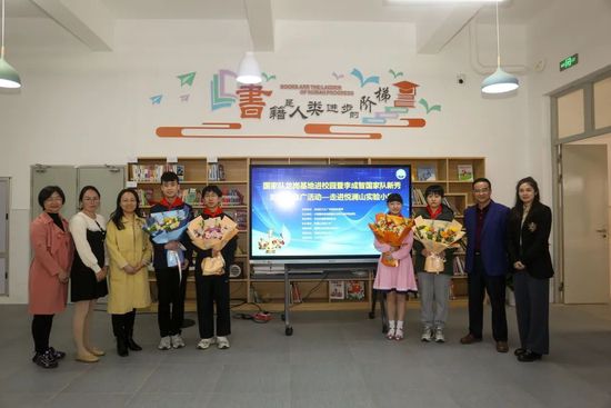 与邋遢男车内谈情 2019-03-22 当地时间3月21日晚，西好莱坞，39岁的影星Maggie Q和一神秘男子同乘一车出行。