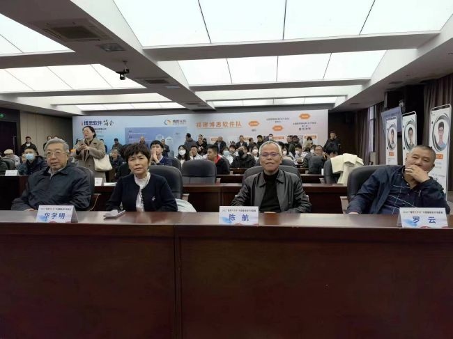 日媒拍到两人在5月中旬的周末晚上兜风约会。