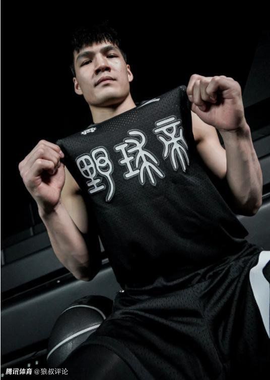 姜栋元也与日前和该片导演严泰华、Showbox相关人士会面，展现了积极和出演意向。