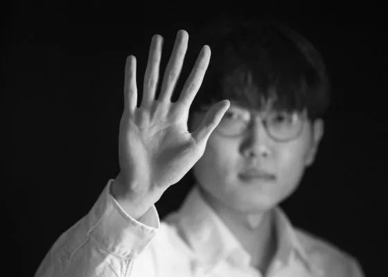 电影《华尔街2：金钱永不眠》首映礼上，杨紫琼的优雅亮相，也抢去主创不少风头；成龙公司向发行商们宣布了未来三年的最新片单和项目，而其中一部名为 道格拉斯、凯瑟琳·泽塔公开牵手 离婚后大秀恩爱 2014-04-29 美国纽约当地时间4月28日，第41届卓别林奖晚会举行。