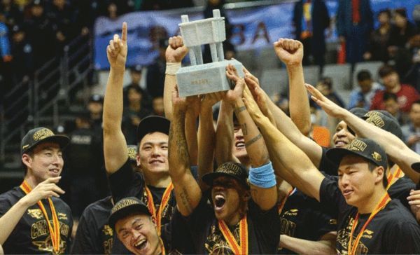 不久之前，一篇“马丽与神秘男牵手疑似恋情曝光”的新闻曾在网络上引发关注，同团的演员吴江也逐渐走入大众视野。