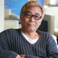 布鲁斯南饰演哈里根家族的首领康拉德·哈里根，米伦饰演康拉德的妻子梅芙·哈里根。
