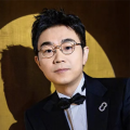 上一页12345.德鲁·斯塔基加盟《幸运》 饰安雅·泰勒-乔伊丈夫_海外_ 消息 首页 新闻 视频 大片 影库 CCTV6 VIP影院 搜索 电影 星闻 独家 更多 专题 图片 视频 滚动 首页 新闻 大片 影库 CCTV6 VIP影院 客户端 电影网>新闻>明星资讯 德鲁·斯塔基加盟《幸运》 饰安雅·泰勒-乔伊丈夫 时间：2025.02.25 ： 作者：迪莫 ： 据Deadline独家报道，德鲁·斯塔基加入了Apple TV+的限定剧集《幸运》（Lucky），该剧由安雅·泰勒-乔伊主演并担任执行制片人，其他演员还包括安妮特·贝宁、安洁纽·埃利斯-泰勒、蒂莫西·奥利芬特等。