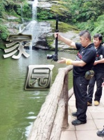 我们惯于用“为母则刚”来颂扬母爱，但影片展现了另一面：没有人天生是妈妈，妈妈也不必是完美的“女战士”。
