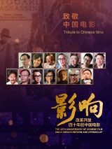 黑白照片中，小两口紧紧依偎在一起，海莉灿笑着亲吻着比伯的脸颊，比伯反戴着棒球帽，肆意灿笑，照片中洋溢着幸福的氛围。