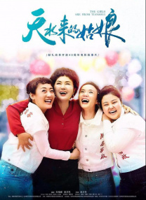 2025-04-22 当地时间4月17日，哥斯达黎加，本尼迪克特·康伯巴奇和妻子苏菲·亨特·现身海滩冲浪，享受家庭度假时光。