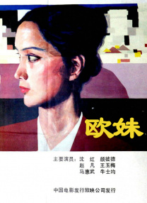 当天，尼子和汉娜两人都是一身休闲穿搭，手里拿着咖啡在街头畅聊漫步。